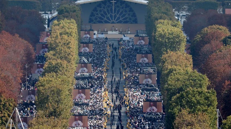 El papa León XIV preside multitudinaria misa en los Campos Elíseos de París