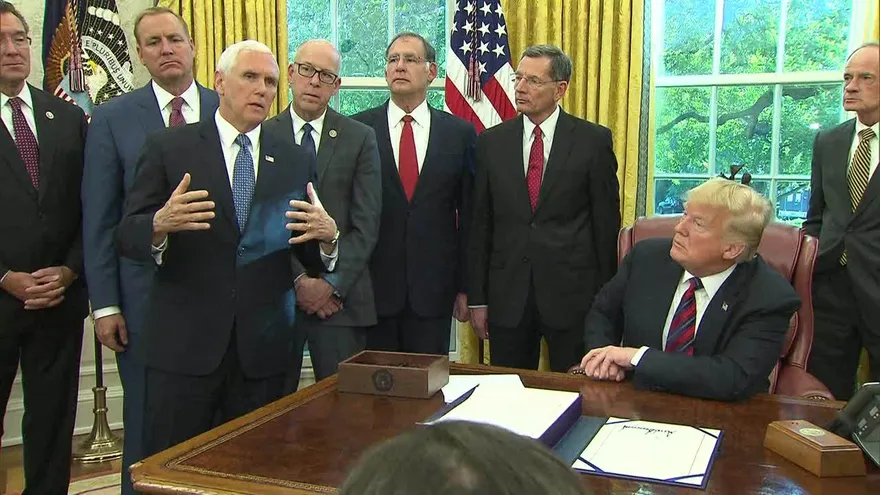 Pence dice que caravana migrante fue financiada por Venezuela