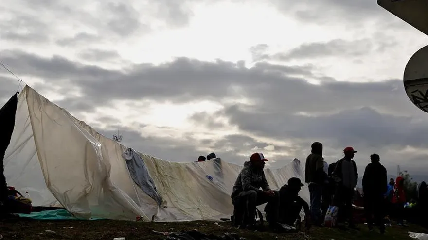 Los inmigrantes protestaban porque según ellos la calidad de la comida que les suministran es mala, poca e incluso algunos alimentos estaban vencidos.