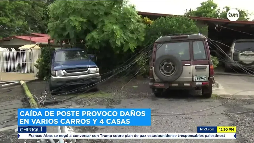 Caída de poste provoca daños a vehículos y cuatro viviendas en David