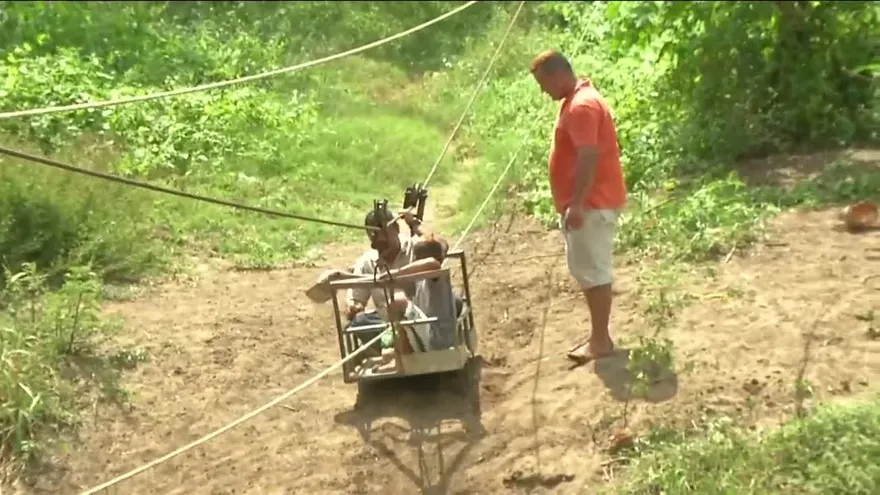 Arriesgan su vida al cruzar un río
