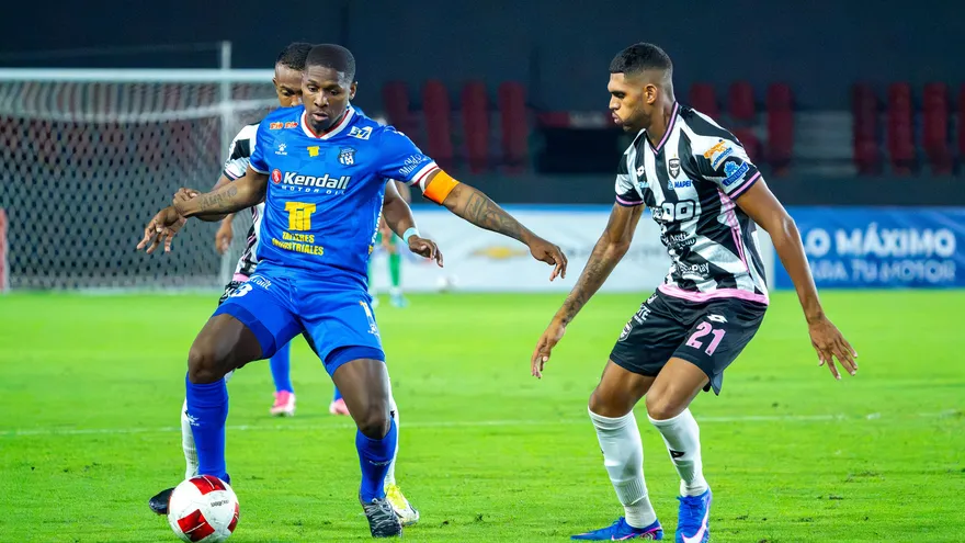 Armando Cooper (i) es seguido de cerca por Saed Díaz (d) en el partido entre Tauro FC y el Deportivo Árabe Unido en el Torneo Apertura 2026 de la LPF