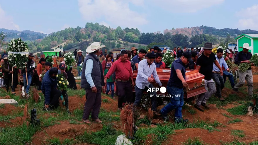 Familiares entierran a migrante mexicano muerto bajo custodia de EEUU