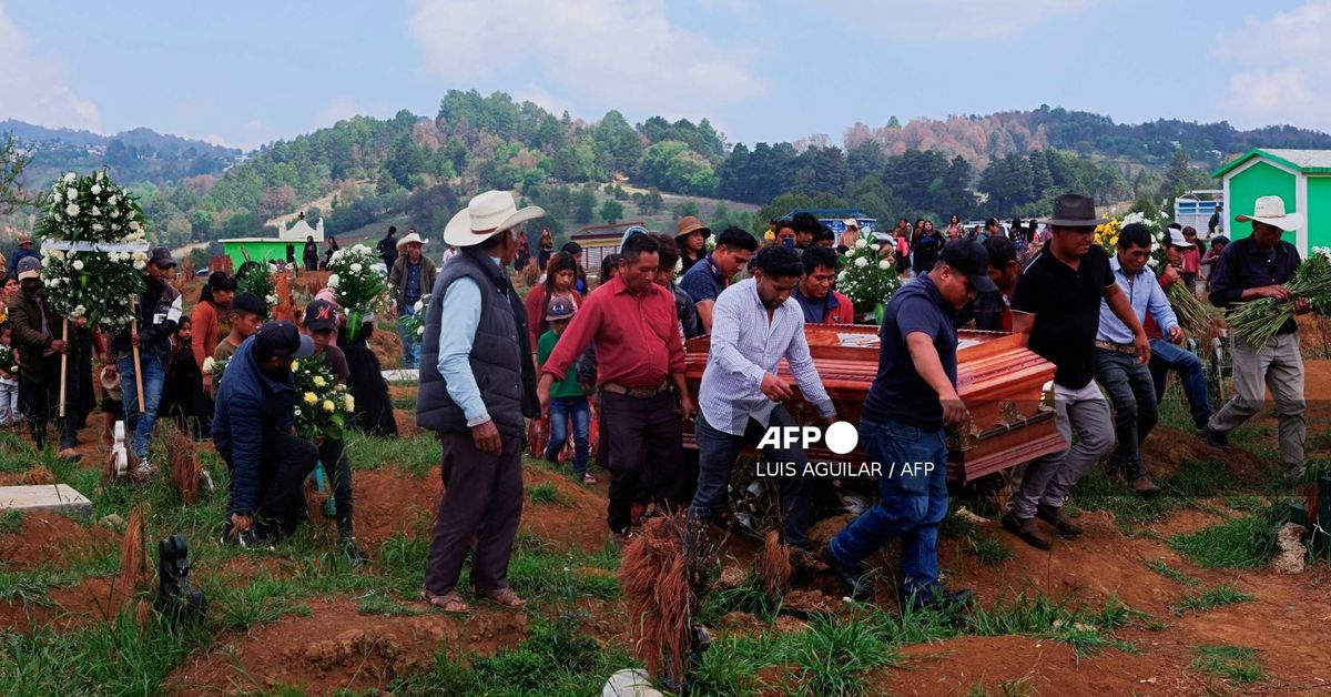 Familiares entierran a migrante mexicano muerto bajo custodia de EEUU y piden justicia