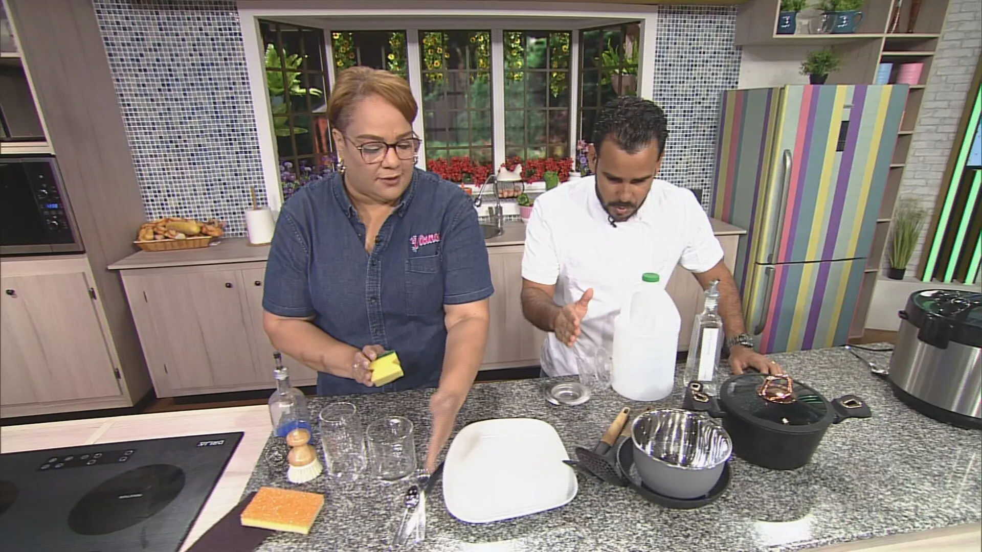 La tía Vianca, le enseñó a Alexis sus trucos para limpiar los platos.