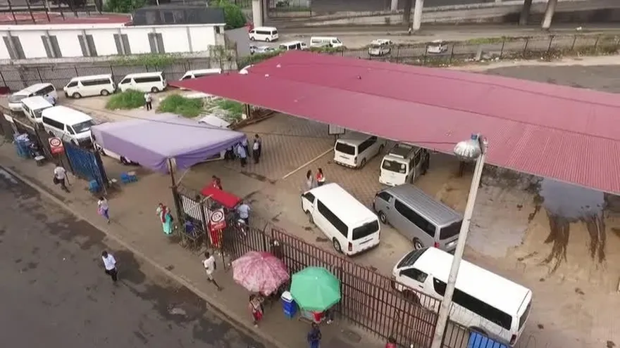 Dan plazo a buses piratas para desalojar terreno