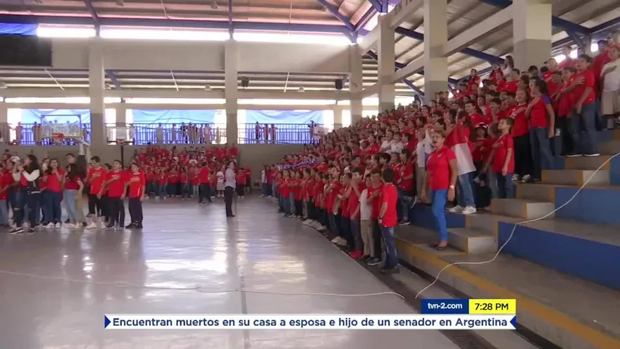 Estudiantes del Colegio Javier se visten de rojo para apoyar la Selección