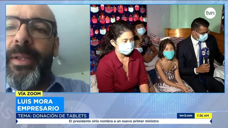 Donan tablets a tres estudiantes que realizan estudios a distancia con un celular