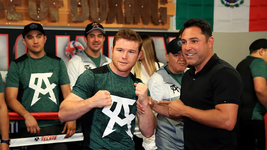 Saúl 'Canelo'  Álvarez (i) junto a Oscar De La Hoya (d)