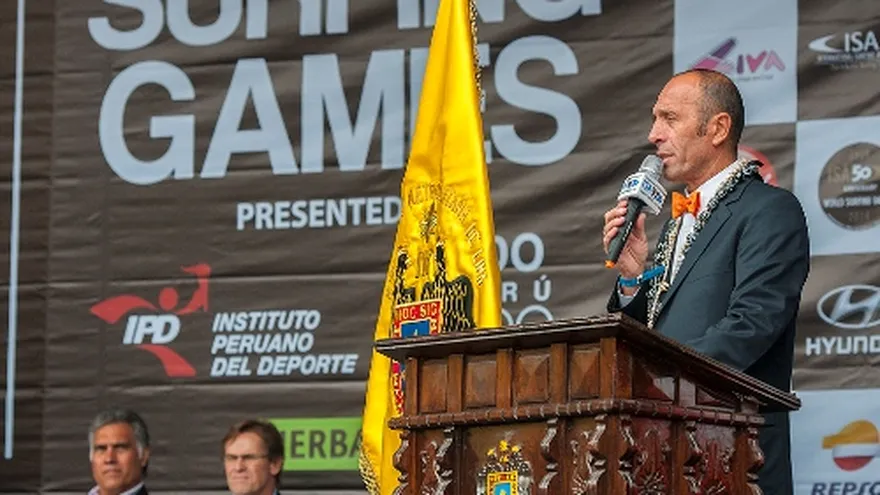 Dirigente argentino sigue al frente del surf mundial