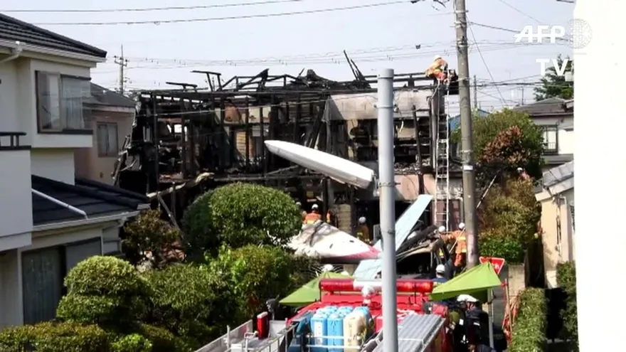 Avioneta se estrella en zona residencial de Tokio