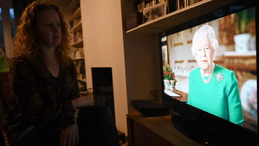 'Venceremos' al coronavirus, asegura la reina Isabel II