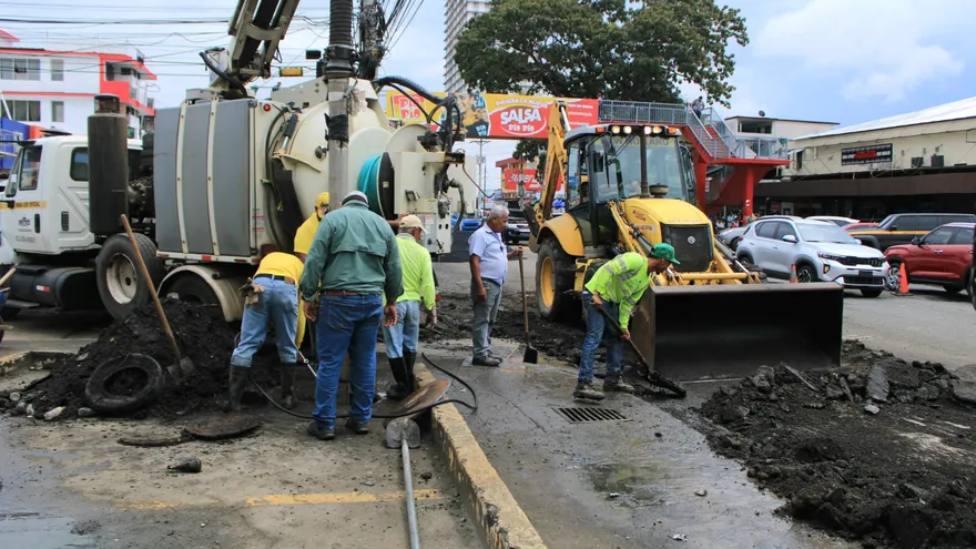Trabajos de mejora en via españa y en calle 7 rio abajo