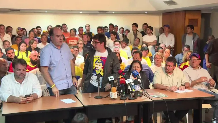 Violencia en protestas elevan tensión entre Parlamento y Maduro