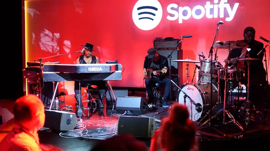 Foto archivo: D'Angelo (L), cantante y compositor estadounidense de R&B y neo soul, toca para los reporteros en una conferencia de prensa de Spotify el 20 de mayo de 2015 en Nueva York.