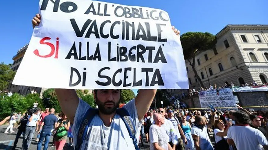 Un millar de personas se manifiestan en Roma contra las mascarillas y las vacunas