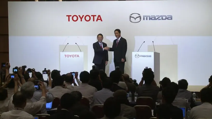 Toyota aumenta su influencia al reforzar sus vínculos con Mazda