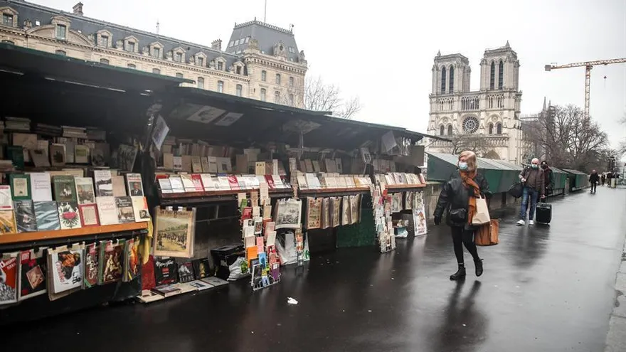 Casi todos los llamados "bouquinistes" han echado el candado desde principios de la segunda ola de la pandemia