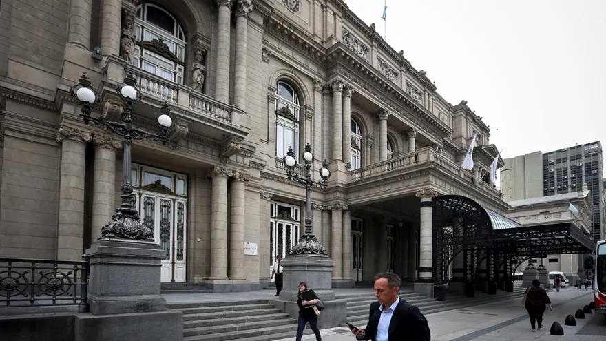 La entrada principal del Teatro Colón, donde se llevarán a cabo actividades para la Cumbre del G20, en Buenos Aires, Argentina.