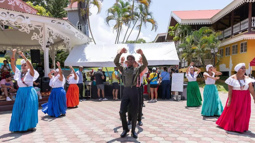 Un grupo folklórico se presenta en Mi Pueblito
