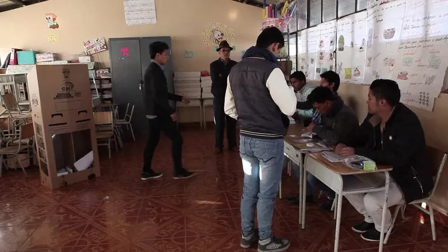 Ecuador vota si sigue en socialismo o gira a la derecha