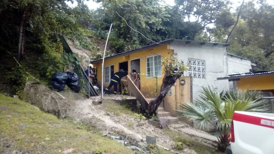 Momentos en que los bomberos acudieron a axiliar al adulto mayor.