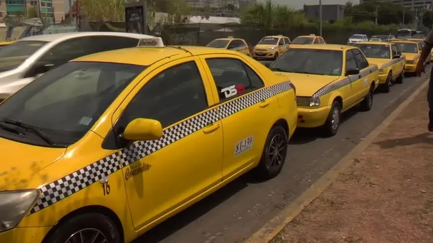 Taxistas protestaron contra Uber en la Cinta Costera