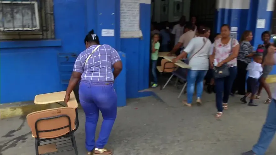 Padres de familia de escuela Rep. de Venezuela exigen salones