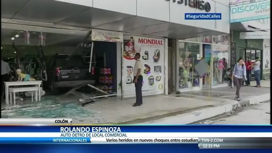 Auto termina dentro de local comercial en Colón
