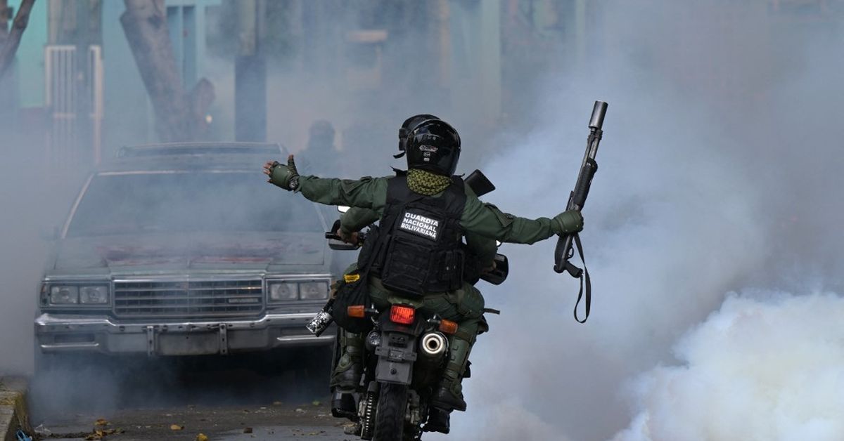 La policía lanza gases a manifestantes que intentan llegar al palacio presidencial en Venezuela.