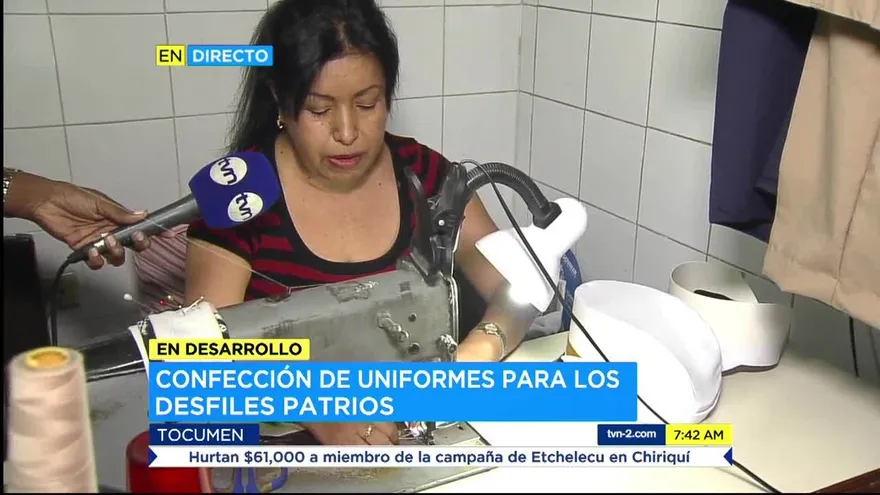 A toda prisa trabajan costureras para terminar uniformes de fiestas patrias