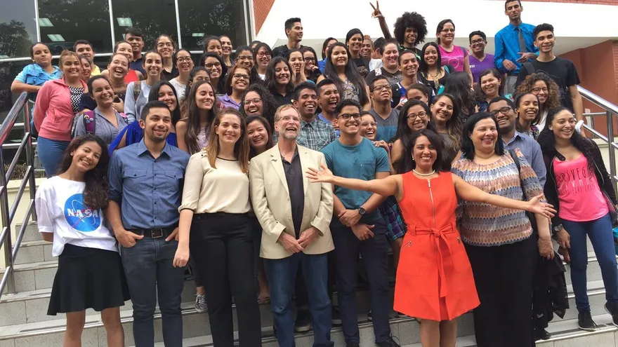 Gary Stutte (centro), un investigador de la NASA considerado uno de los mayores referentes de la denominada agricultura espacial