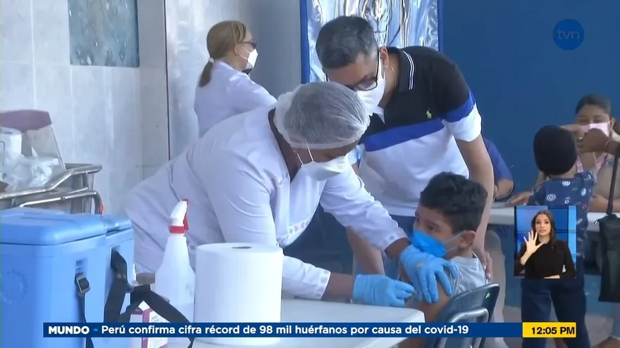 Vacunan a niños en Colón