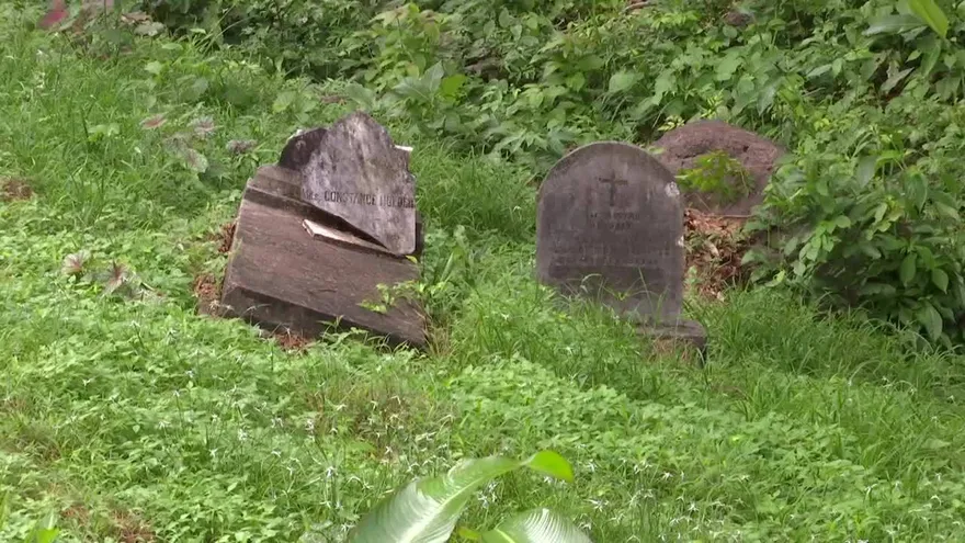 Cementerio de Corozal en medio del abandono