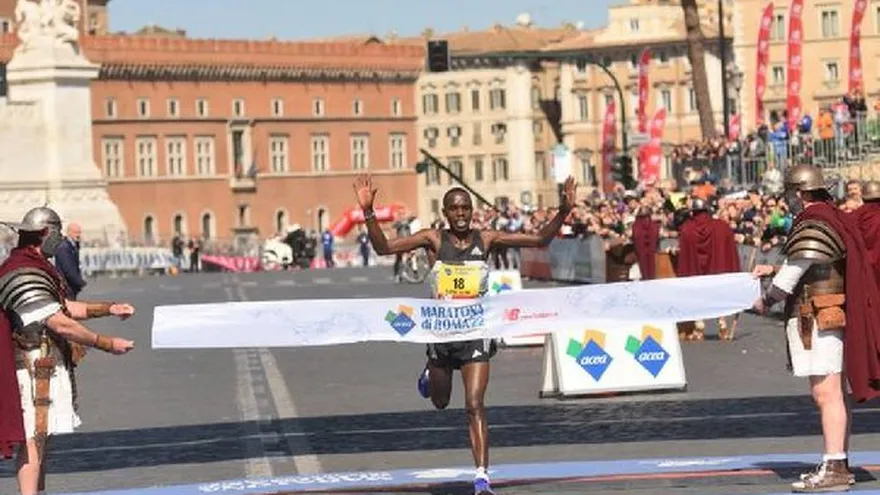 Amos Kipruto llega a la línea de meta en Roma