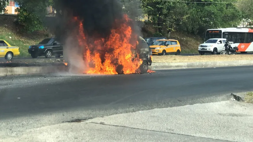 Bomberos atienden auto incendiado en Ojo de Agua