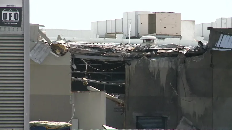 Mueren cinco al estrellarse avioneta Australia