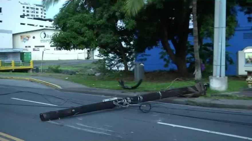 Cierran cuatro carriles en vía España tras caída de poste