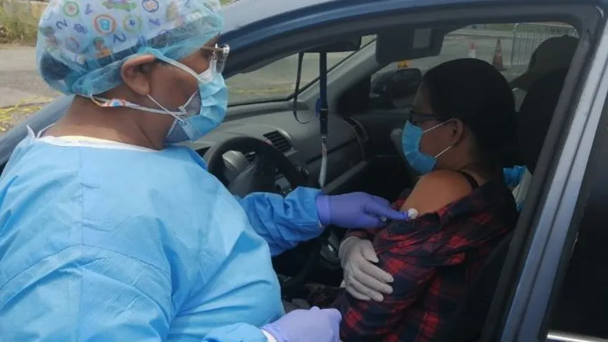 Habilitan auto rápido para vacunar contra la influenza a discapacitados en Vista de Alegre. Foto/CSS