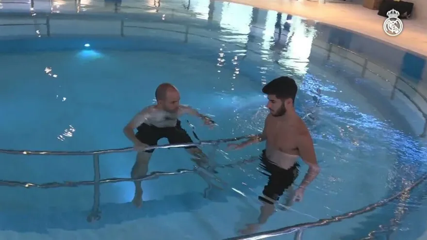 Marco Asensio avanza en la recuperación de su lesión en piscina