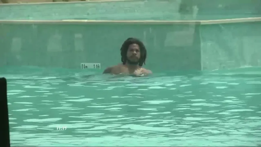 Román Torres tuvo tiempo para darse un baño en la piscina