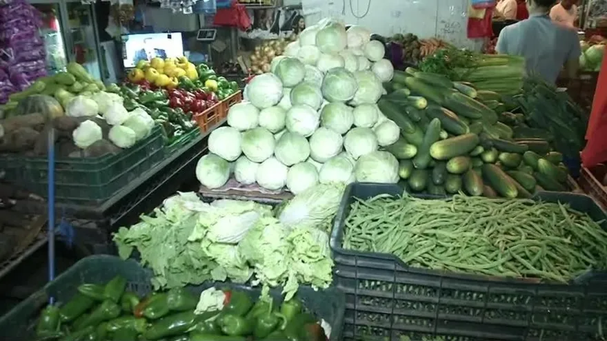 Reportan que bajan precios de productos en Mercado de Abastos