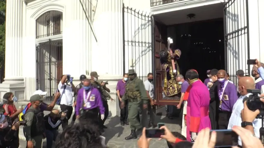 "Quita la pandemia por favor", fieles venezolanos claman al Nazareno