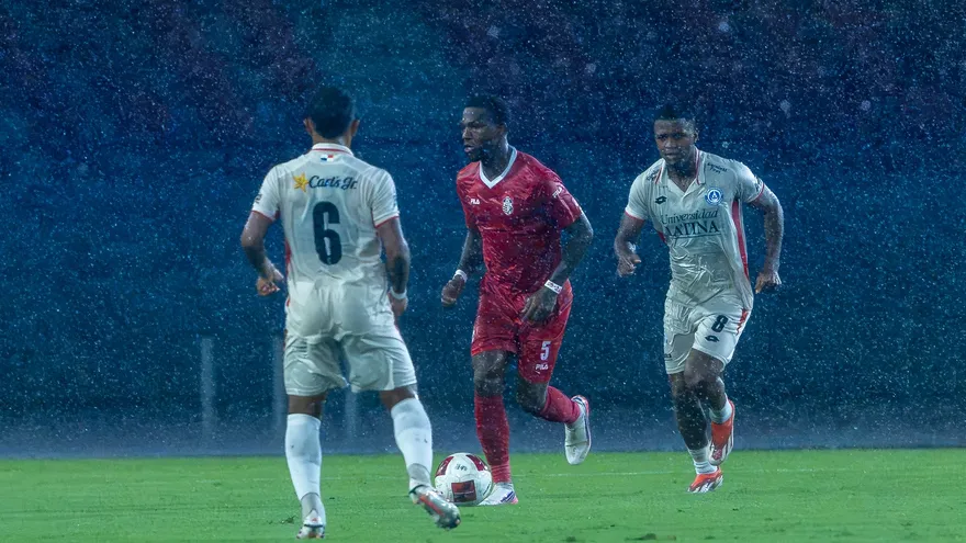 Omar Browne (c) es seguido de cerca por José Matos (6) y Joel Guevara (8) en el partido entre San Francisco FC y CD Universitario