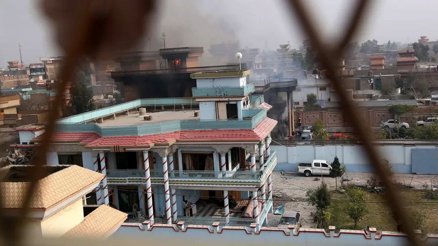 Una columna de humo emerge del lugar tras el ataque contra la sede de la organización no gubernamental Save the Children en Jalalabad (Afganistán) este 24 de enero