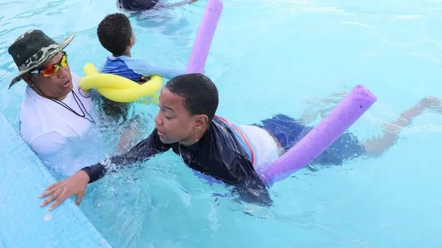 Niños, jóvenes y adultos mayores participan en las actividades recreativas durante el lanzamiento del programa “Verano que Brilla 2026” en la ciudad de Panamá.