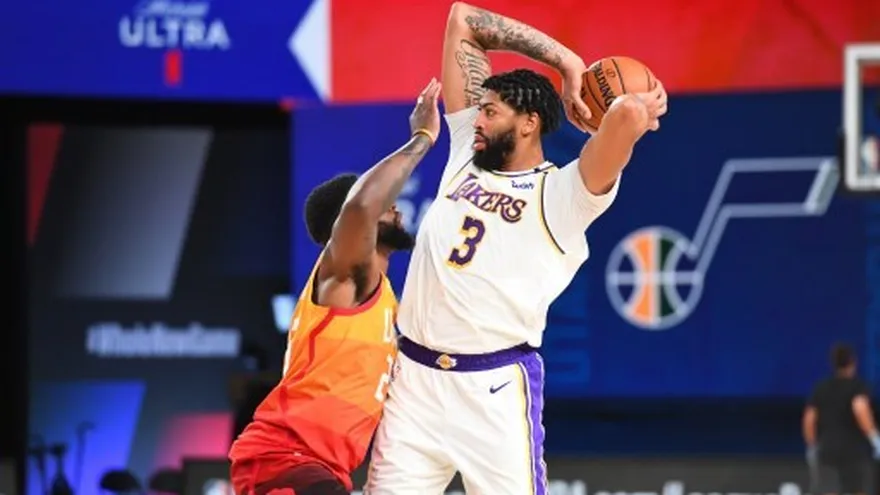 Davis y LeBron encaminan a Lakers en triunfo sobre el Jazz