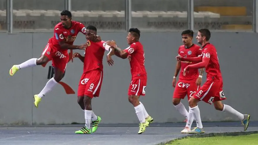 Décimo gol de Luis Tejada en el Perú