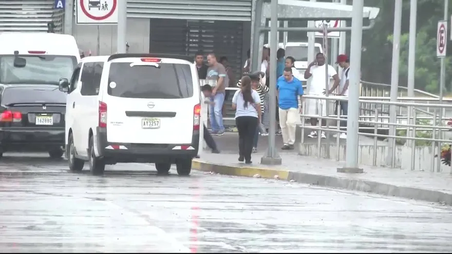 Usuarios molestos por poca frecuencia de metrobuses