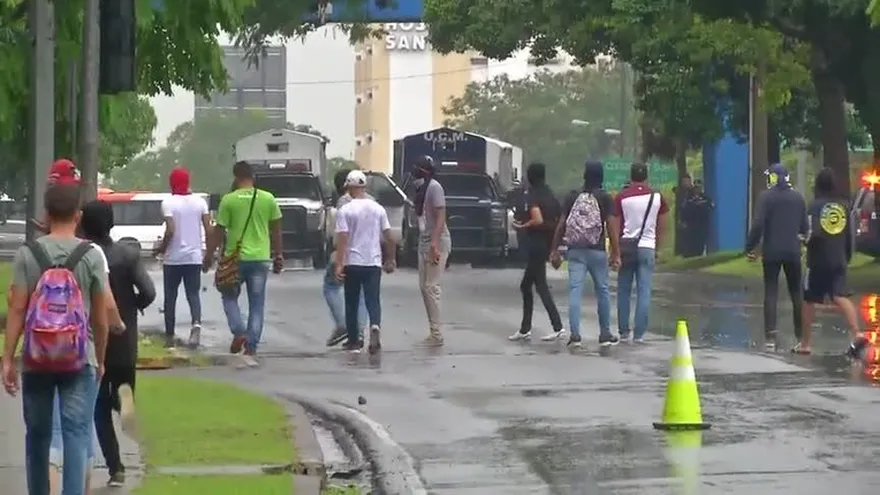 Enfrentamiento entre estudiantes y la Policía en la Universidad de Panamá